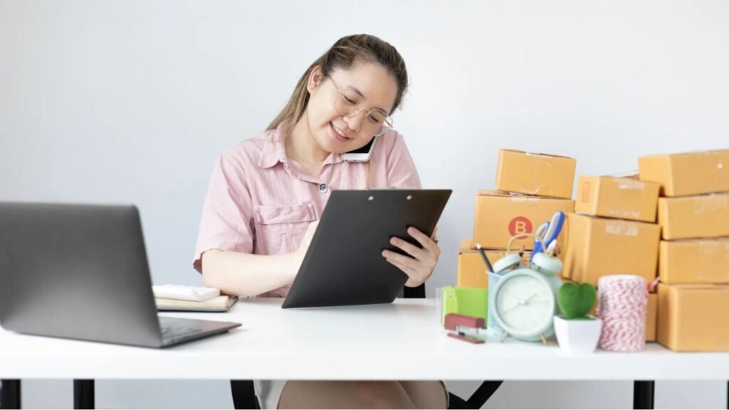 Mujer trabajando en oficina, activa, alegre